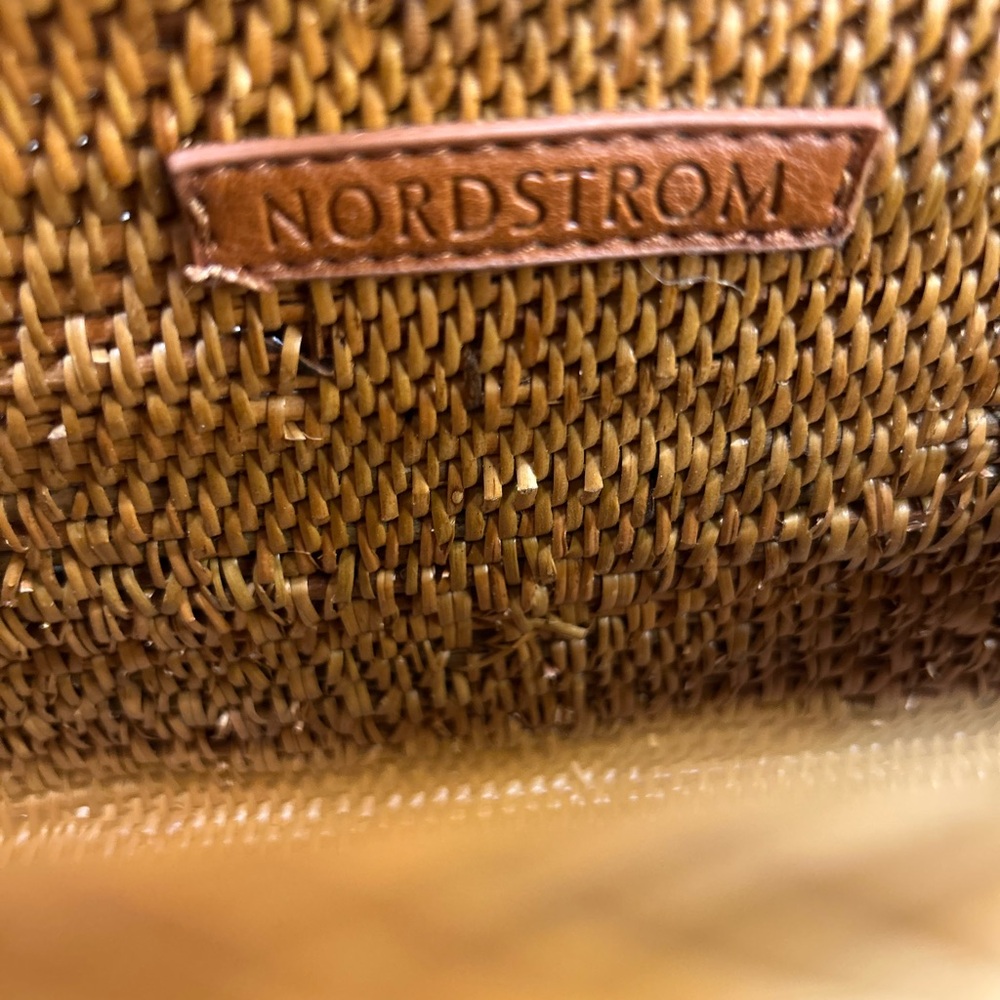 Vintage NORDSTROM wicker basket handbag with a magnetic closure. - Picture 10 of 11